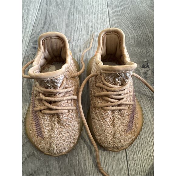 Yeezy 350 Clay Infant Size 4 Missing Insole Great Condition